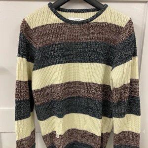 Randig stickad tröja  - Sparsamt använd stickad tröja frånThese glory days 