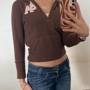 Y2k tjocktröja  - Superrrr fin brun tjocktröja! Det står att storleken är 135 för barn men passar mig som har storlek Xs🫶🏼❤️ Dragkedjan är även sönder men går ändå att använda❤️