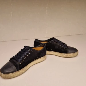 Lanvins skor -  ett par gamla lanvins sedan Några år tillbaka, skicket på skorna är helt okej. Skosnörerna är helt nya dock från nya lanvins skor. Kom dm för mer information😁 (obs ingen skolåda) Jag bjussar på frakten😁 och om duvill köpa det för ett fast pris dma