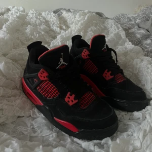 Jordan 4 Red Thunder  - Jättefina fyror använda men i gott skick. Säljer pga tröttnat lite. Låda medföljer och priset kan diskuteras. 