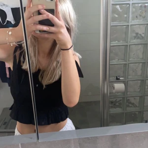 Svart topp - Jättegulligt svart linne med knyten upptill, köpt på hm förra sommaren♥️