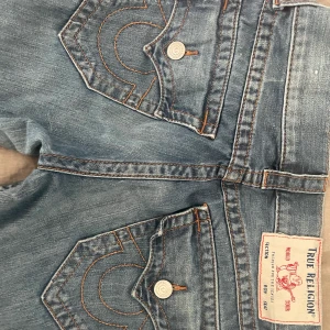 True religion  - Säljer min fina true religion som inte kommer till användning längre, kom priv för mer frågor, midjemått 38 tvärs över innerbenslängd 77 cm. Lågmidjad bootcut/flare jeans 