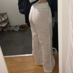 Linnebyxor  - Ett par vita linnebyxor från Gina Tricot som jag säljer då det ej kommer till användning. Jag är 160 och det skulle även passa någon som är några cm längre. Nyskick då dem är använda ett fåtal gånger, nypris 359 kr, hör av dig om du har frågor😊