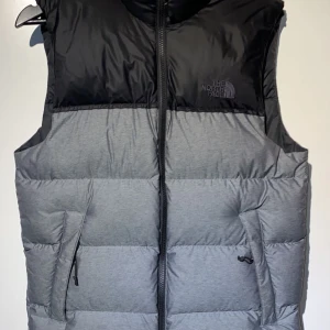 The North Face Väst - The north Face väst i storlek XS som även passar S bra. Den är använd väldigt sparsamt, det syns knappt att den är använd. Skick 9/10