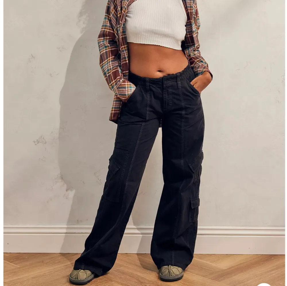 Ett par helt nya, aldrig använda low rise cargo pants från Urban Outfitters. Storlek M längd 34. Originalpris 750kr, säljer för 500 + frakt :). Jeans & Byxor.