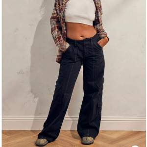 Ett par helt nya, aldrig använda low rise cargo pants från Urban Outfitters. Storlek M längd 34. Originalpris 750kr, säljer för 500 + frakt :)