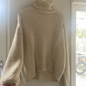 Stickad tröja  - Jätte fin oanvänd stickad tröja som söker nytt hem. 