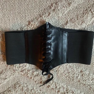 Korsett  - En fin korsett från shein använd en gång köpt här men är i nytt skick storekeeper s men Kan stretchas 
