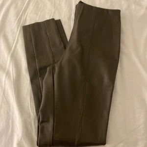 Gröna skinnbyxor - Helt nya prislapp kvar, Storlek 38🌸