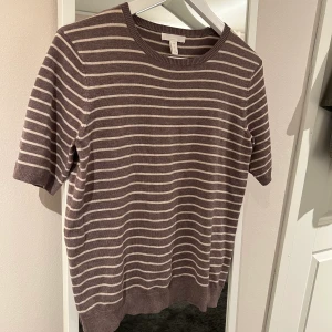 Stickad t-shirt  - Supersöt finstickad t-shirt från h&m💗 bra skick, knappt använd! Hör av dig vid frågor eller om du är intresserad