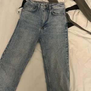 Jeans från BikBok - Säljer mina jeans från BikBok för att dom blivit för små… supersnygga så det känns tråkigt, har bilder från när jag kunde ha dom om det önskas dom är i väldigt bra skick!💙