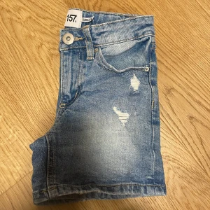 Shorts - Säljer mina blåa Shorts från lager. Köptes för 80 kr.