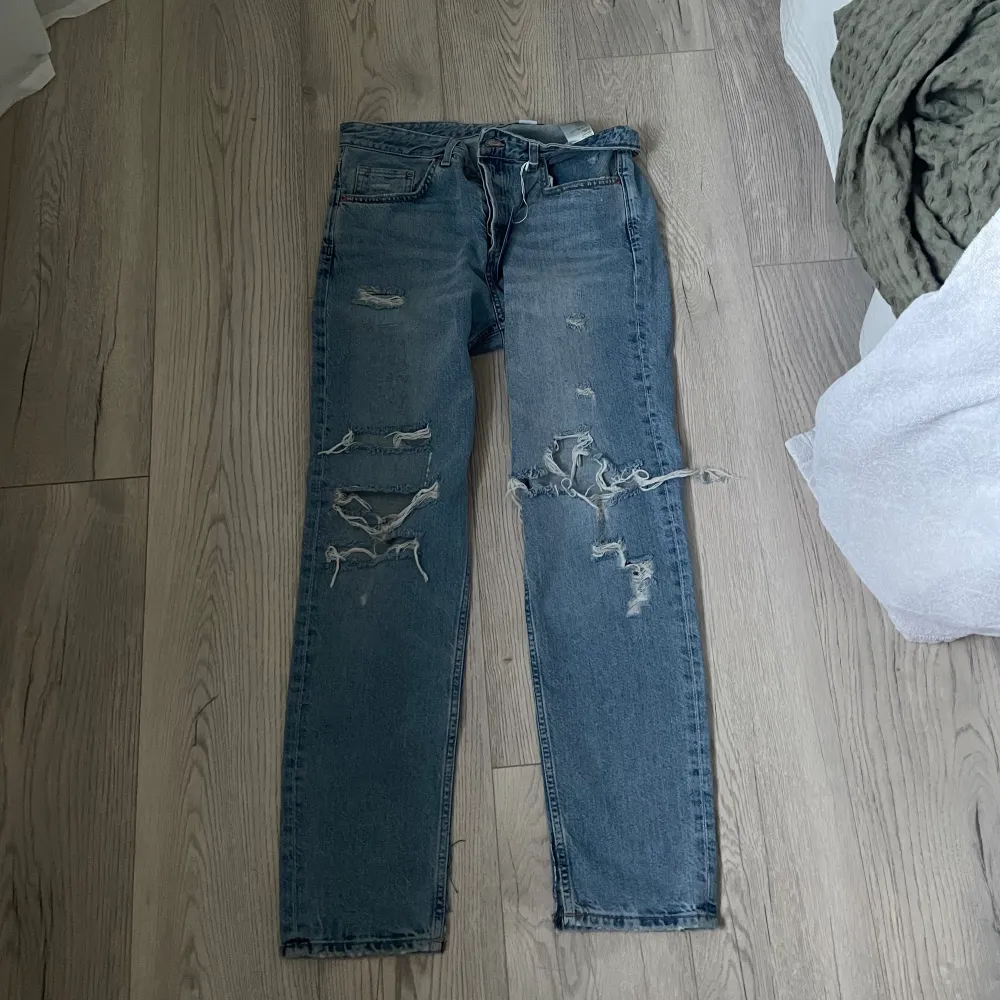 Säljer dessa as balla jeans från hm (finns inte på hemsidan längre) skickar gärna egna bilder med!💗💗. Jeans & Byxor.