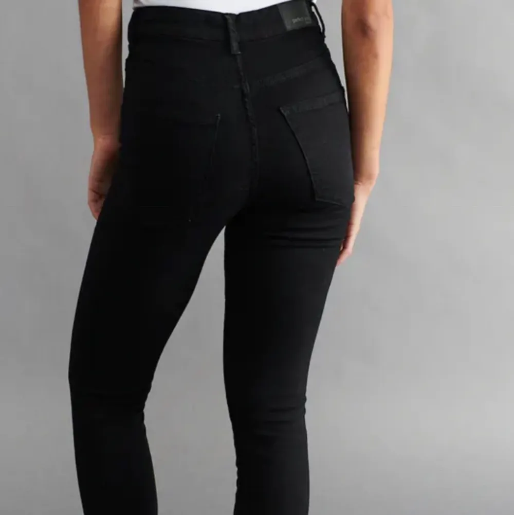 Svarta skinny jeans, högmidja, modell Molly💕 inga fläckar eller skador, hör av dig vid fler bilder/frågor✨ frakt 66kr spårbar. Jeans & Byxor.