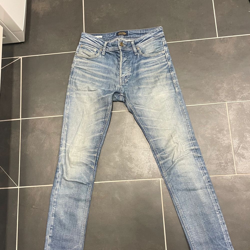 Säljer nu min Jack & Jones jeans som jag har växt ur. De är i storlek w30 L32 och är i modellen TIM. Pris kan diskuteras.. Jeans & Byxor.