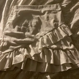 Nelly - Jätte fina kjolar men volanger ifrån Nelly!💗så sköna och passar till nästan allt. Köp båda för 90,  en för 40. Köparen ansvarar för frakt!