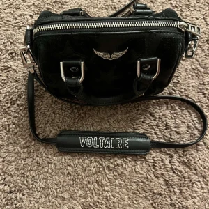 ZADIG VOLTAIRE LIMITED EDITION SUNNY BAG - (Säljer åt en kompis) Säljer nu denna så fina Zadig väska i modellen sunny (lilla)💗 den är väldigt unik, cool och passar till allt! Limited edition (stjärnorna på väskan), köpt i Zadig butiken i Sthlm för ca 3500 ❤️ frågor? Skriv till mig🤍