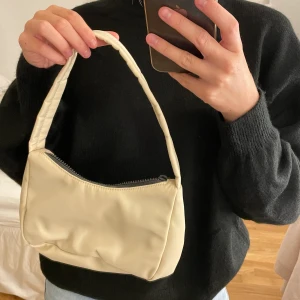 Väska från Gina Tricot - Fin väska i färgen beige som har använts en gång därav i fint skick! Köparen står för frakt, kan även mötas upp🙌🏻🙌🏻💕