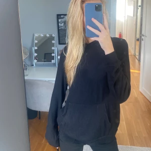 Svart stickad hoodie  - Denna jätte fina och sköna svarta stickade hoodie säljer jag, den är i nyskick, alltså aldrig använd!