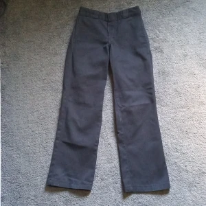 Dickies 874 - Dickies 874 i bra skick. "Texten" på insidan har börjat att försvinna på grund av tvätt. Någon tråd eller två kan sticka ut.