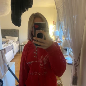 Hoddie - Säljer min Best yetto come hoddie. Då den är för liten köpte ny för 600kr och har verkligen älskat den. Använd en hel del men är som ny skick. Köparen betalar för frakten 💕 dom heter bestyettocome1 på instagram💕