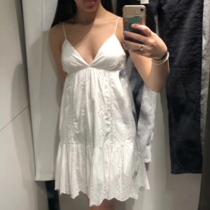 Vit klänning - Super fin vit klänning som är skitsnygg nu i höst med en stickad tröja över. Använd 2 gånger❤️