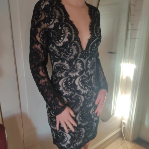 Svart spetsklänning - Tajt klänning med svart spets och långa ärmar från missguided. Den har aldrig blivit använd förutom vid provning och lappen sitter fortfarande kvar.