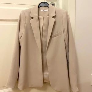 Beige Blazer kavaj från NAKD - Säljer denna sjukt snygga oversized kavajen från NAKD då den inte hunnits användas, helt oanvänd 💗