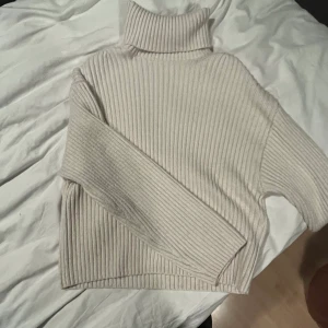 Stickad tröja  - Stickad tröja från h&m, storlek xs. Knappt använd! säljer för 90kr! 