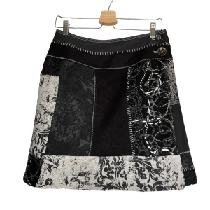 kjol - kjol med patchwork och fina detaljer. ganska värmande och passande för ett kallare väder. inte sett något liknande🫶