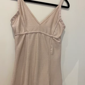 Ljusrosa bandageklänning - Sitter jättefint på. 380kr storlek M men passar till både Xs och S skulle jag säga. Har själv använt den i alla tre storlekar 