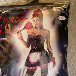 Halloweenkostym - Halloween kostym som köptes förra året men som aldrig blev använd. Korsett, kjol, choker, ”armband” och hårband ingår i dräkten. En storlek M/L men passar minsta storleken också. Köpt för 379:- Skriv privat för fler bilder. 