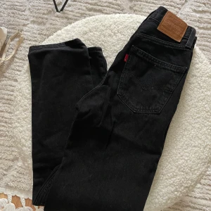 Straight jeans levis  - Snygga raka jeans från Levis. I mycket bra skick! Strl 23