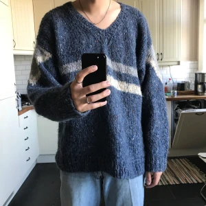 Stickad vintage  - En fin stickad tröja som jag misstänker är hemstickad. Grym passform och varm och go. 