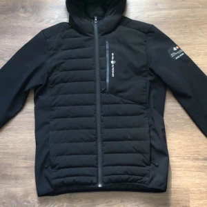 Sailracing jacka - Jag är vanligtvis storlek S fast den passar mig väldigt bra på tanken av att den är strl M. Den är som ny utan hål. Nypris 2000kr