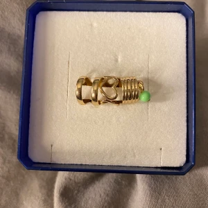 Tre ear cuffs  - Fina ear cuffs som jag aldig använt, i fake guld från HM💗