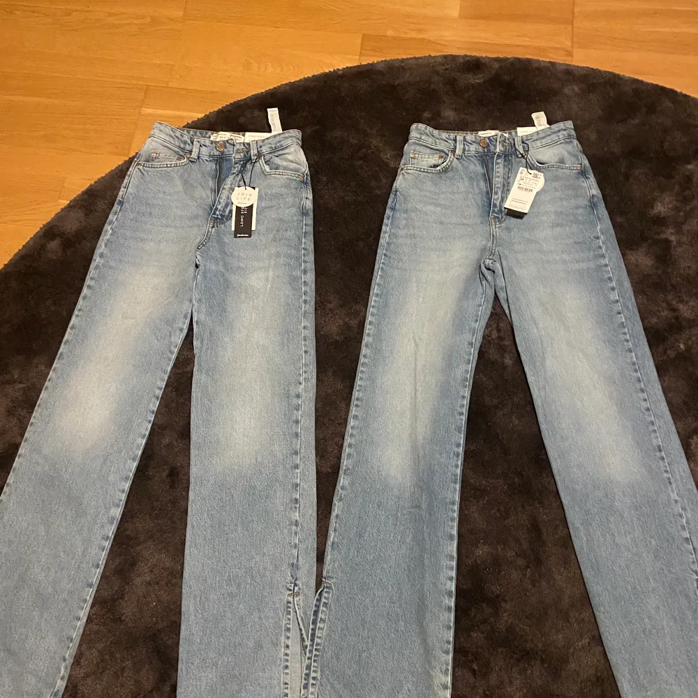 Jeans från asos. de är samma modell men ena är storlek 32 och andra 34. De är långa i modellen. Båda för 400kr  eller ett par 250kr. Prislapapr är kvar! . Jeans & Byxor.