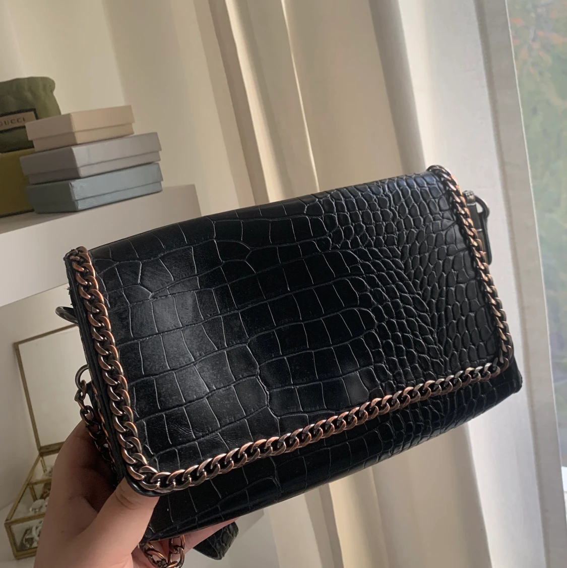 Väska med kedjedetalj