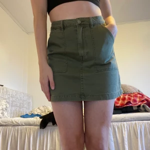 Militärgrön jeans kjol - Militärgrön kjol från hm, storlek 36