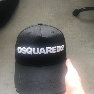 Dsquared2 keps - Säljer nu min dsquared2 keps för att den inte kommer till användning längre, den är i väldigt bra skick  Skick 9/10  Den är använd Max 10 gånger och är självklart äkta!  Hör gärna av er om ni har frågor!
