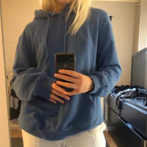 Basic blå hoodie
