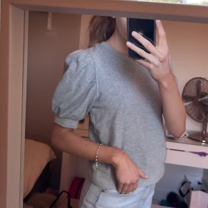 Topp från & other story - Säljer denna topp ifrån &otherstories som är anbänd endast två gånger och därför som helt ny. 