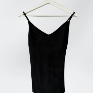 Linne  - Linne från H&M. Använd fåtal gånger, bra skick. 60% bomull 38% polyester 2% elastan 