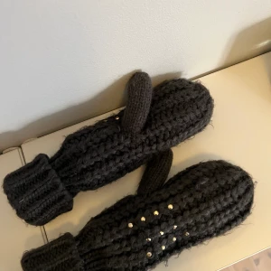 STICKADE VANTAR - Stickade mysiga gröna vantar köpt secondhand. 