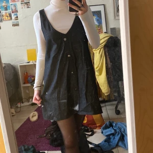 Kort jeansklänning  - Jättegullig jeans klänning. Knappt använd. 