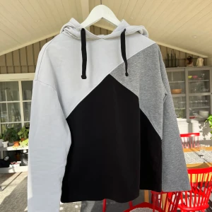 Hoodie, storlek S - Hoodien är i bra skick. Jag köpte den för ganska länge sedan, men den har inte fått särskilt mycket användning. Jag tycker att den är charmig, men den är en aning för liten och jag föredrar hoodies med mudd längst ned. 