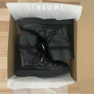 Inuikii - Säljer svarta inuikii skor. Köpta på Plick men säljer för känner att det inte riktigt var min stil. Jättebra skick/knappt använda. Nypris 2999kr. De har en klack i som enkelt går att ta ur, men då kan storleken ändras. Skriv för fler frågor/bilder.💗