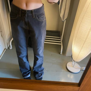 lågmidjade bootcut jeans - säljer dessa jeans då jag aldrig använt dom för de är förstora för mig. De är lågmidjade bootcut grå/svarta. storlek S💕💕