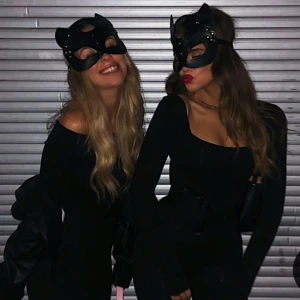 Catwoman halloween  - Catwoman/batwoman halloween mask. Endast testad så i helt nytt skick. Den är reglerbar så passar att huvudtyper😁 Om de är fler intresserade blir de budgivning