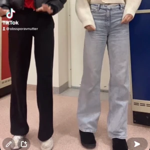 Ljusblåa jeans  - Ljusblåa mid jeans, säljer då dem tyvärr blivit för stora för mig, dem e väldigt långa då jag är 179 och vikt dem i midjan där bak:) 🥰 skriv för fler bilder!